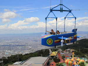 生駒山上遊園地の魅力を紹介！低年齢でも楽しめるアトラクション多数