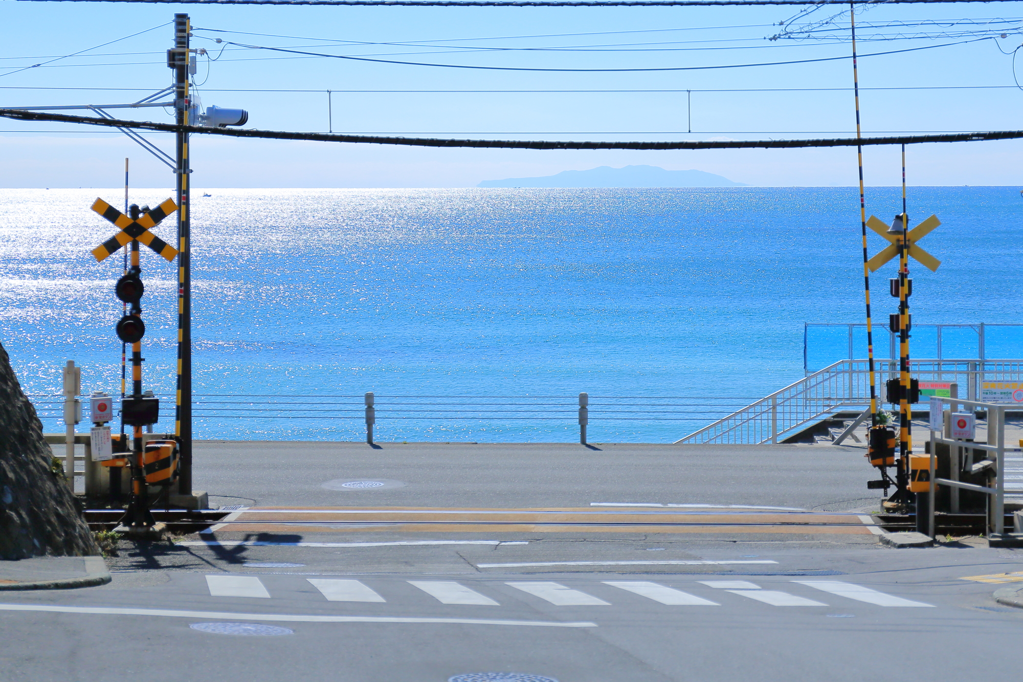 江ノ島電鉄七里ヶ浜駅の踏切／七里ヶ浜（神奈川県／鎌倉市）