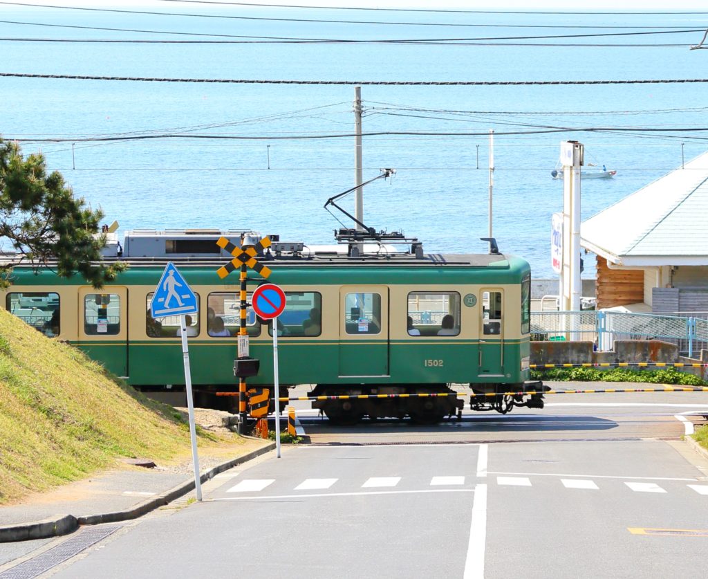 江ノ電が走る様子