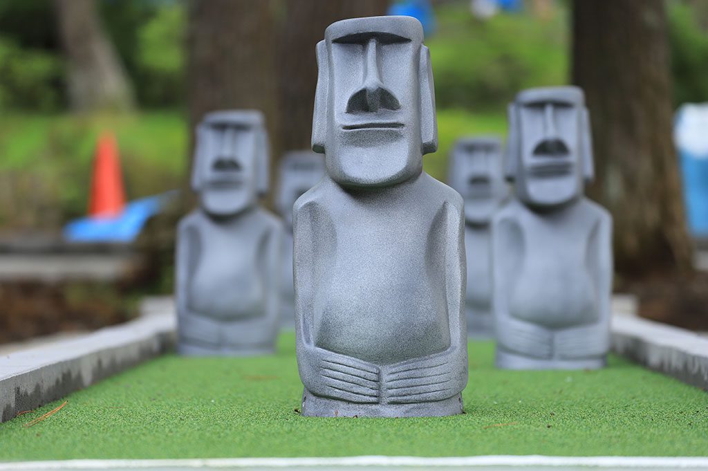 モアイ像がモチーフのパターゴルフ／富士すばるランド（山梨県富士河口湖町）