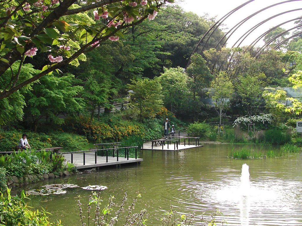 巨大なケージ内ではベンチで寛ぐ人も／到津の森公園（福岡県北九州市）