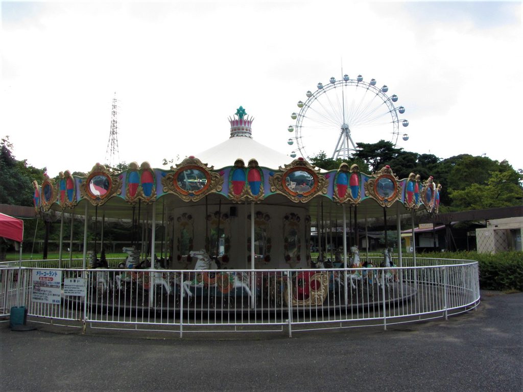 「園地ゾーン」のメリーゴーランド／到津の森公園（福岡県北九州市）