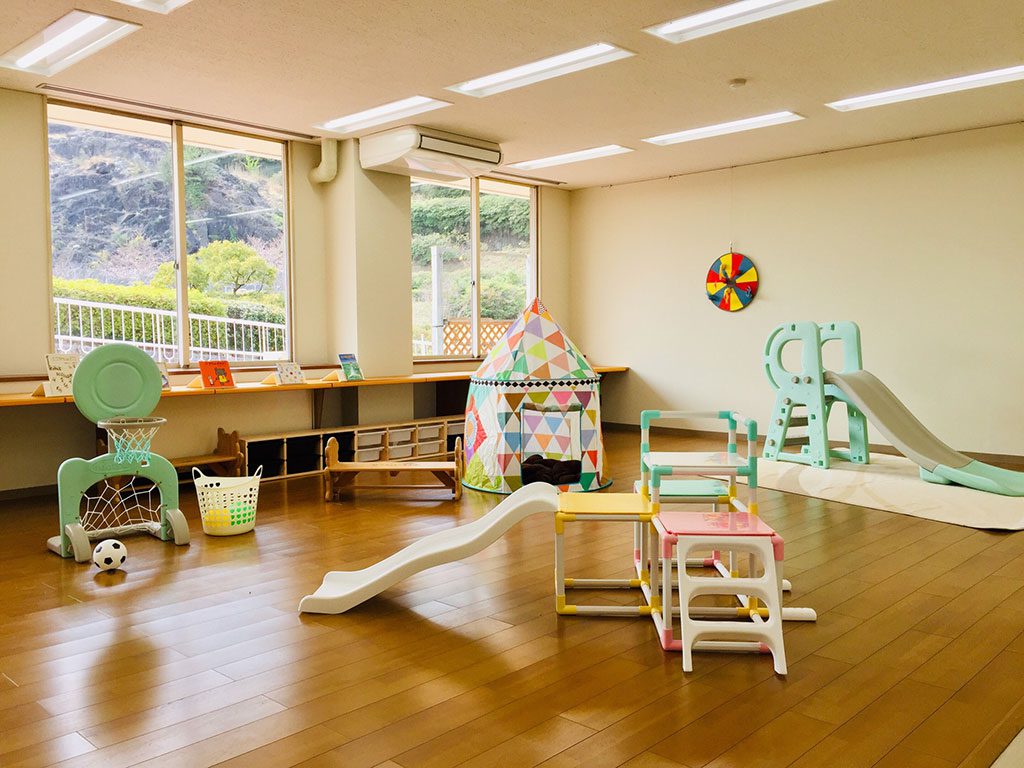乳幼児の遊び場の小さな滑り台やテントなど／愛知こどもの国（西尾市）