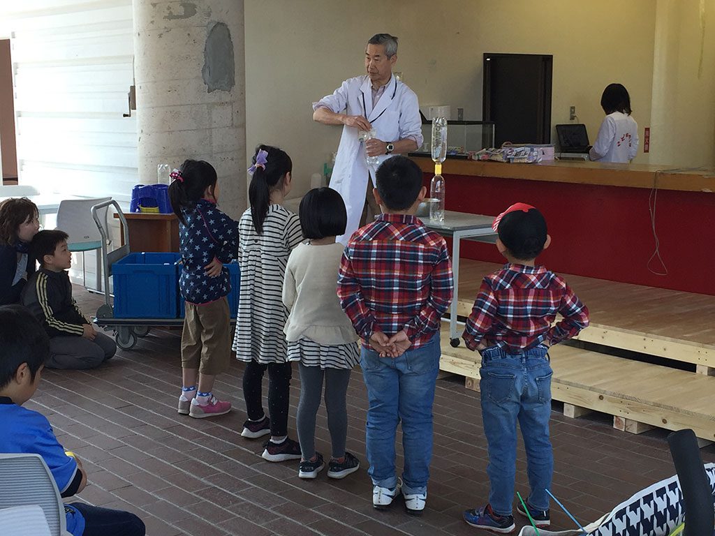 サイエンスショーを間近に見る子どもたち／愛知こどもの国（西尾市）