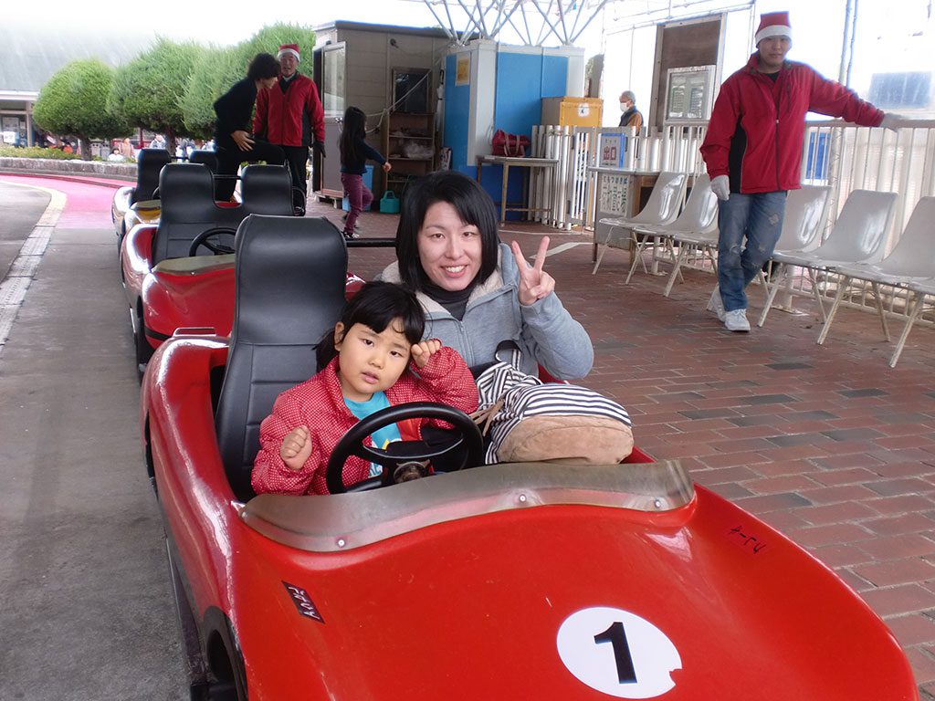 2人乗りのゴーカートに乗る親子／愛知こどもの国（西尾市）