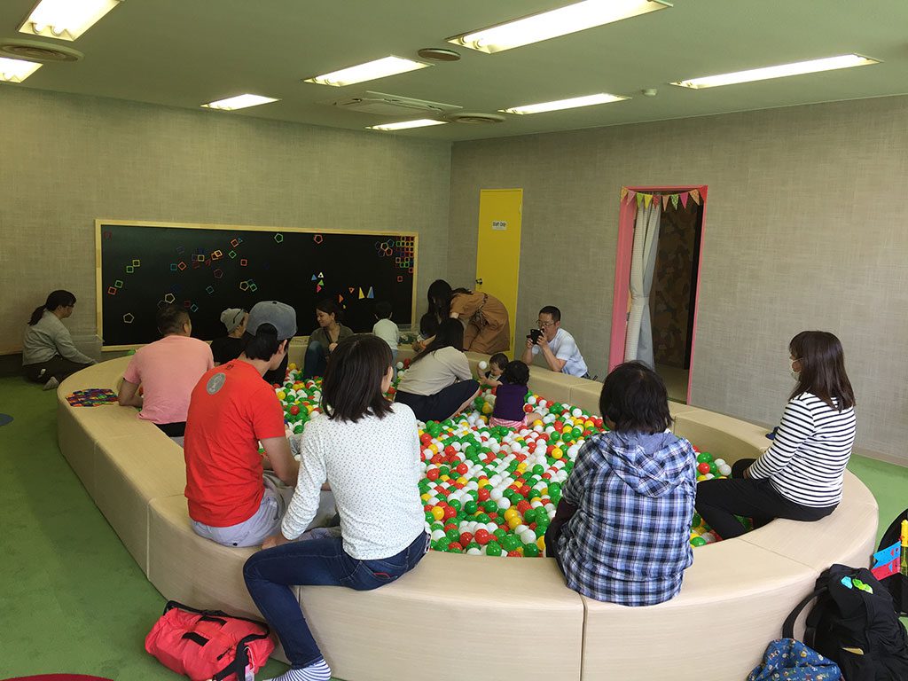 ボールプールで遊ぶ親子たち／愛知こどもの国（西尾市）