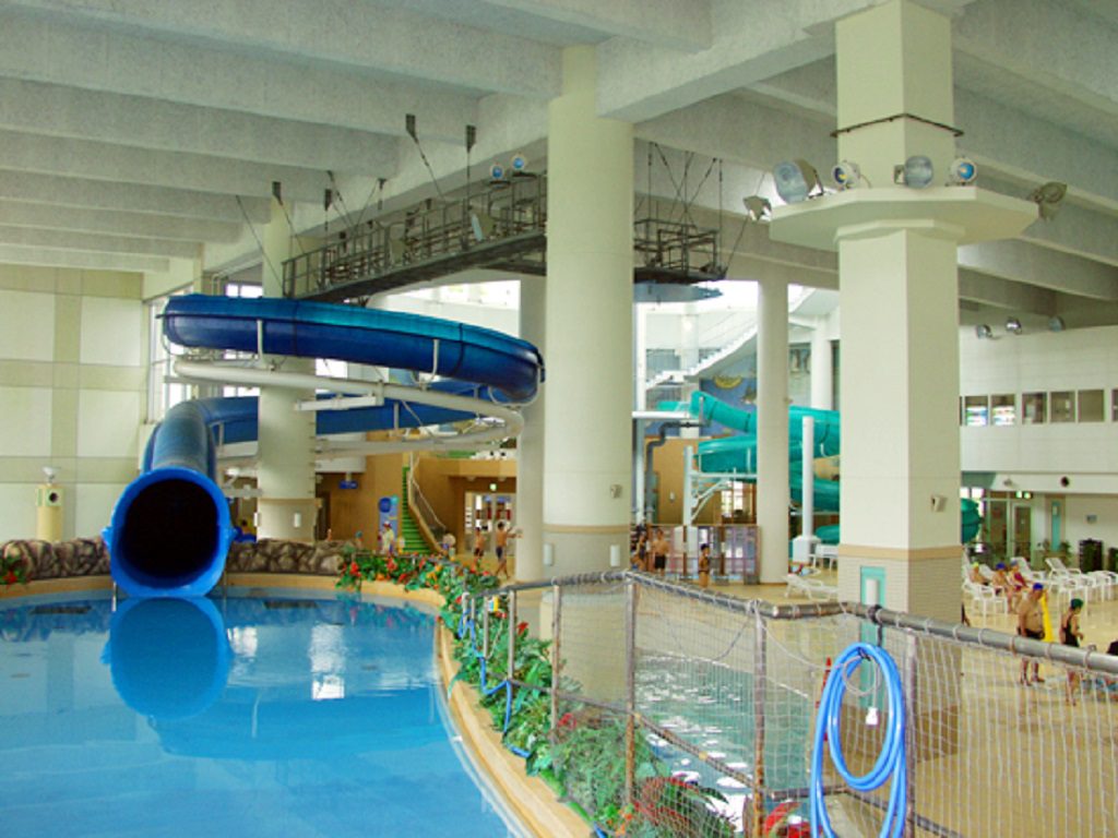 屋内温水プールの様子／アクアブルー多摩（東京都）