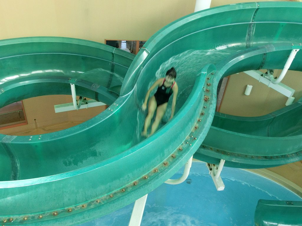 ボディースライダーを滑る様子／アクアブルー多摩（東京都）