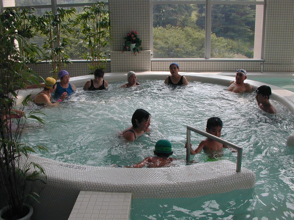 温かいリラクゼーションプールの様子／アクアブルー多摩（東京都）