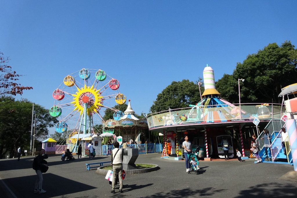 メリーゴーランドや観覧車がある「遊戯施設」の様子/福岡市動植物園(福岡県)