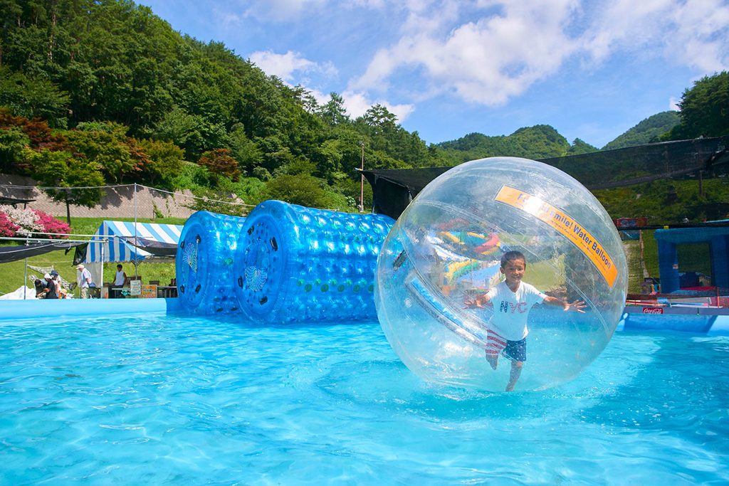 大きなボールに入って水上を歩く「ウォーターバルーン」／平尾山公園（パラダ）（長野県／佐久市）