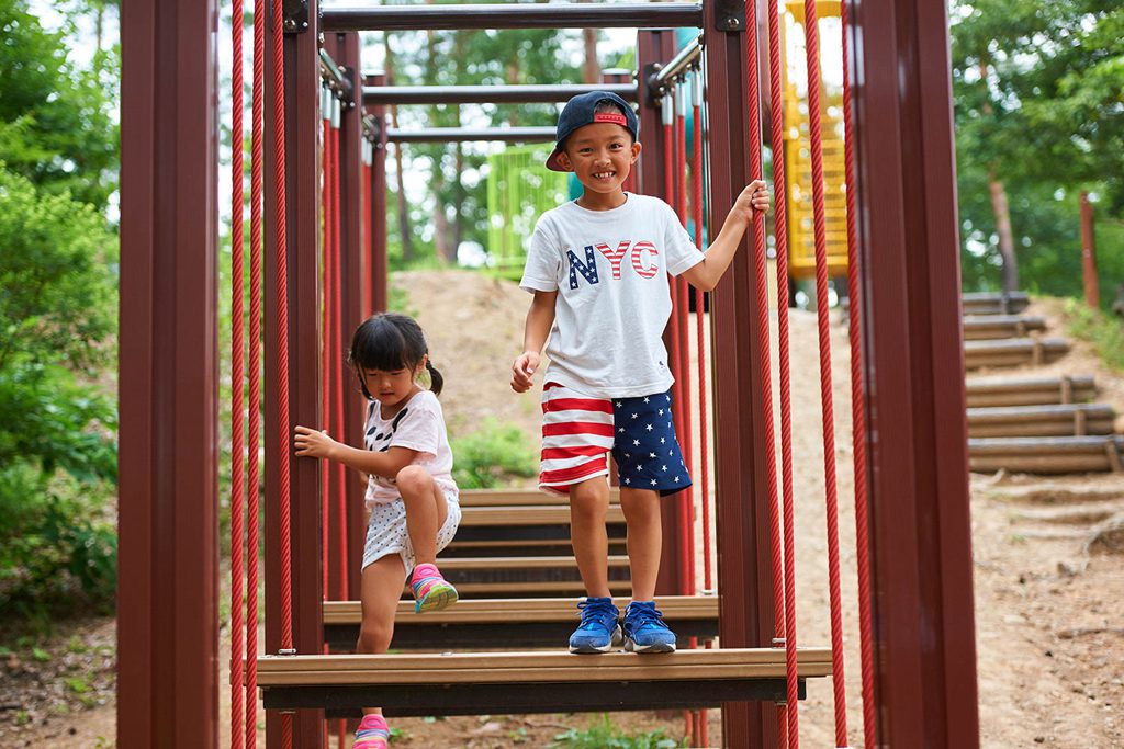 自然の中を散歩がてら遊べる「アスレチック広場」／平尾山公園（パラダ）（長野県／佐久市）