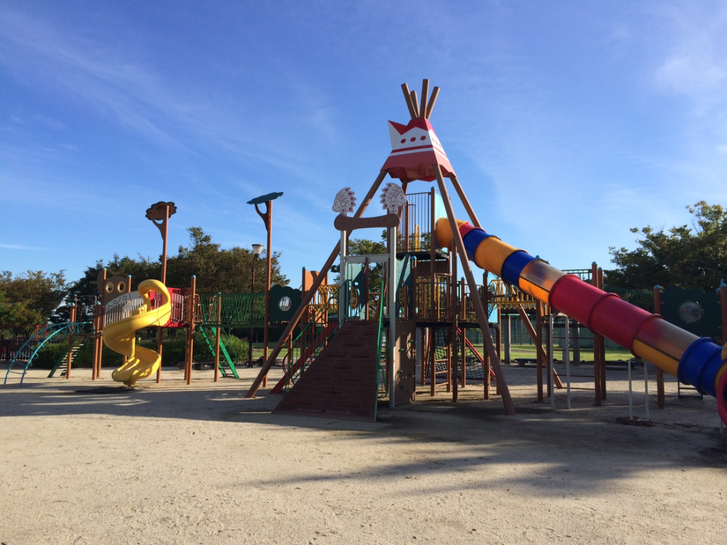 インディアンのテントをモチーフにしたカラフルな複合遊具／半田運動公園（愛知県）