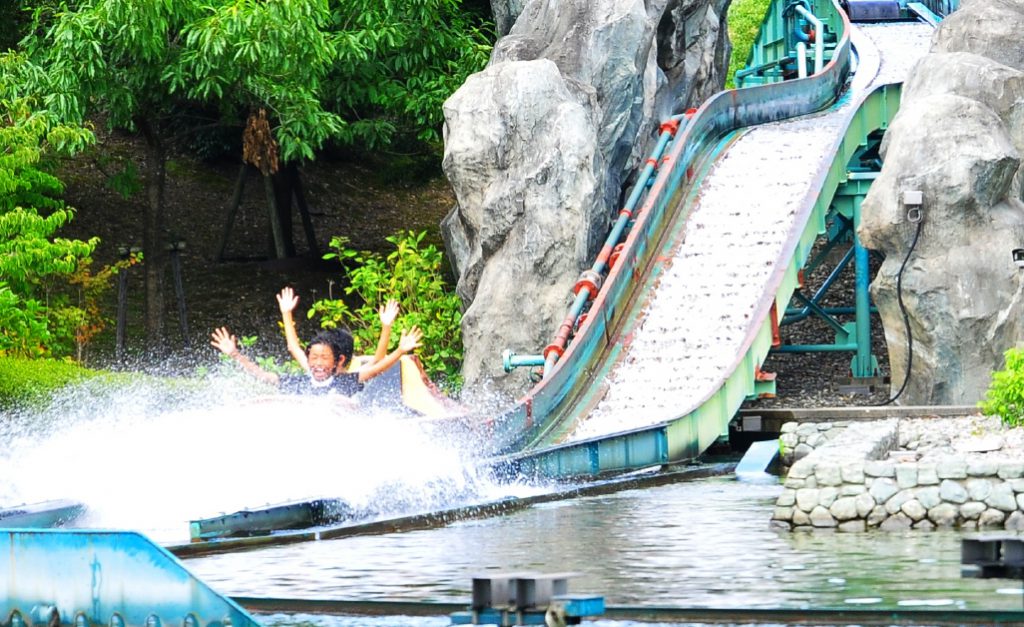 ウォーターライド「吉野川めぐり」で水しぶきを浴びる子どもたち/あすたむらんど徳島(徳島県板野町)