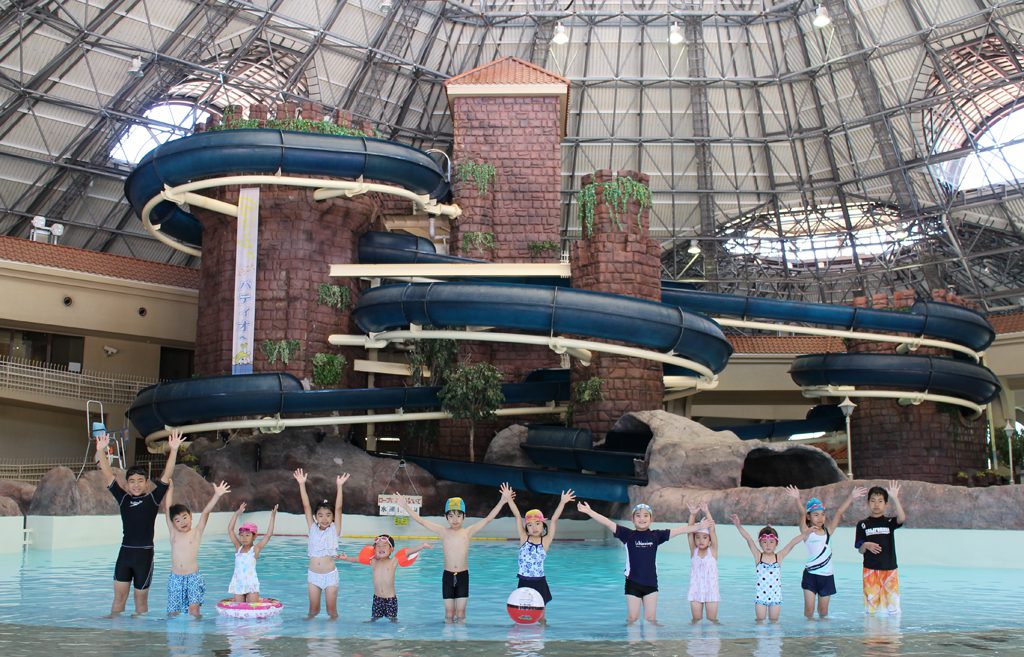 屋内にスライダーも！埼玉県深谷市の大型プール「アクアパラダイス パティオ」