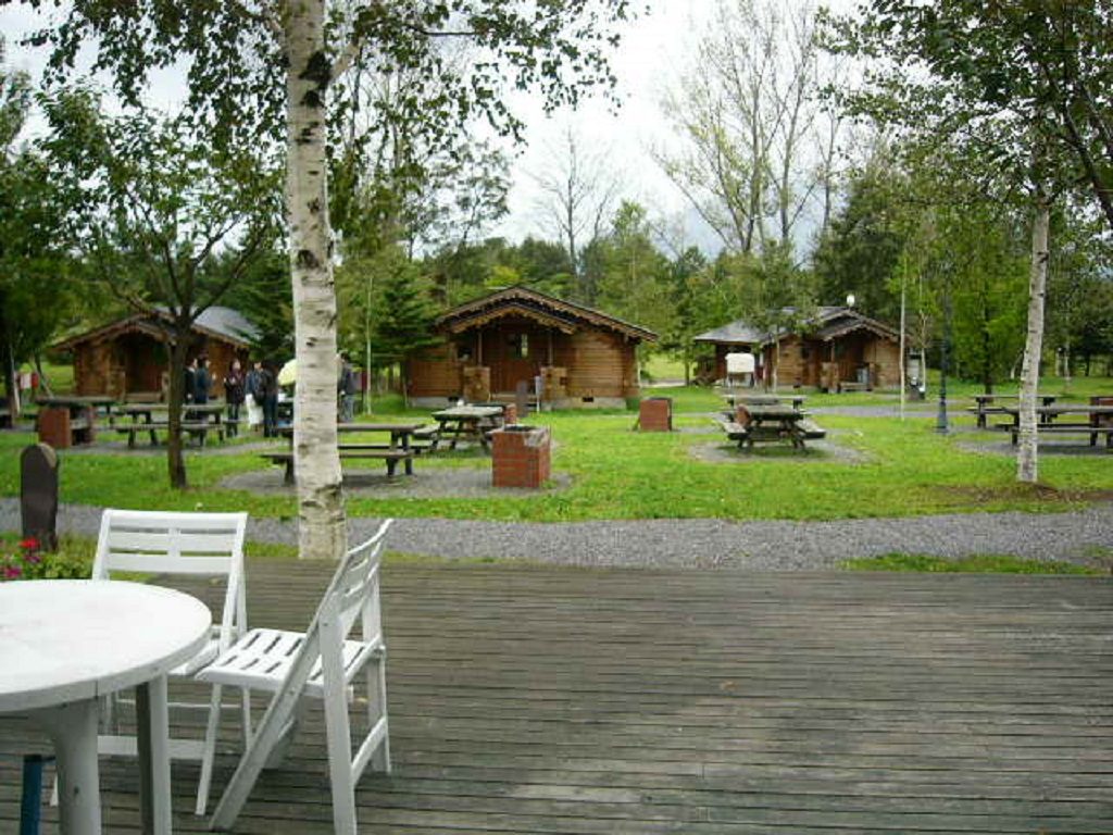 ログハウス風のコテージとバーベキュー設備/つがる地球村(青森県)