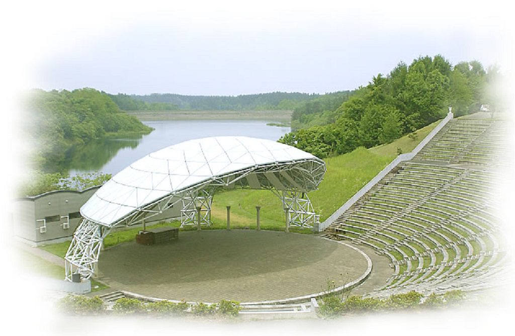 ローマのコロシアムをイメージした野外円形劇場/つがる地球村(青森県)