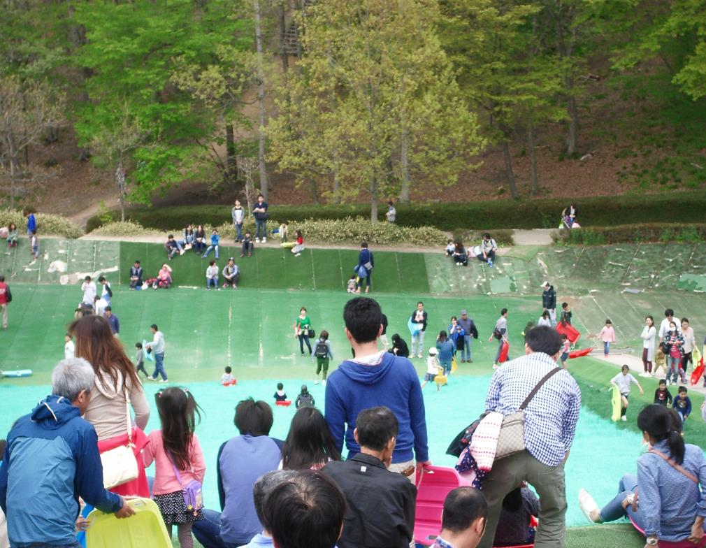 人工芝で作られた巨大な「そりすべり」／万葉クリエートパーク（宮城県／大衡村）