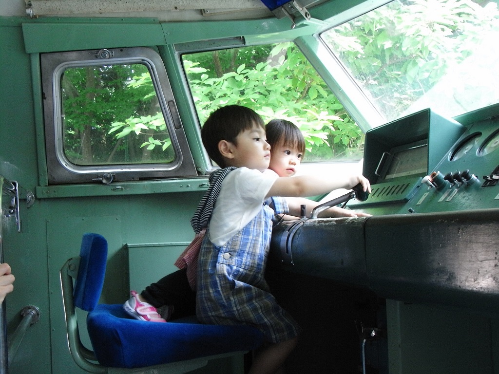 0系新幹線の運転席に座る子どもたち／青梅鉄道公園（東京都）
