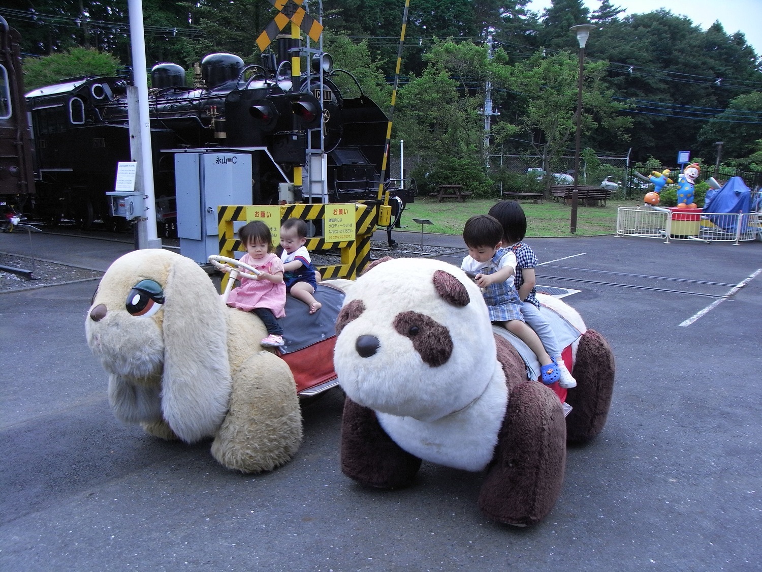 パンダやイヌのアニマルバッテリーカーに乗る子どもたち／青梅鉄道公園（東京都）