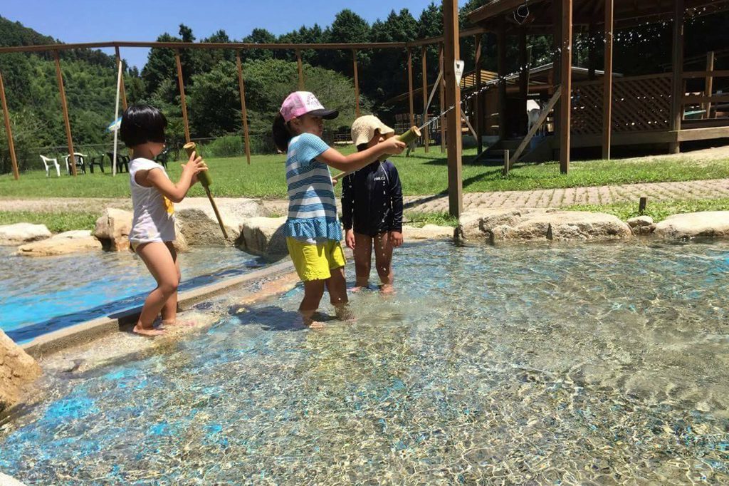 ピクニカ共和国（福岡）で自然満喫！動物とのふれあい、水遊び、BBQなど