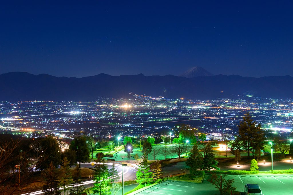 甲府盆地の夜景が絶景/山梨県笛吹川フルーツ公園(山梨市)