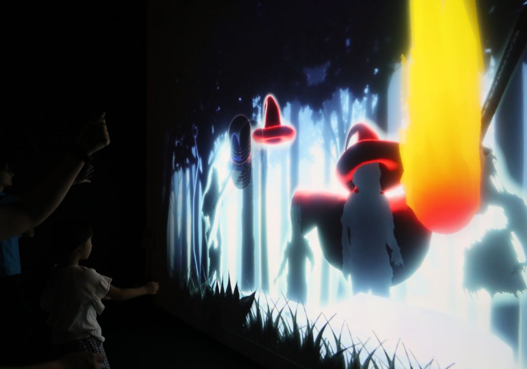 デジタル影絵遊び「SHADOW WORLD」/リトルプラネット KITE MITE MATSUDO(千葉県/松戸市)