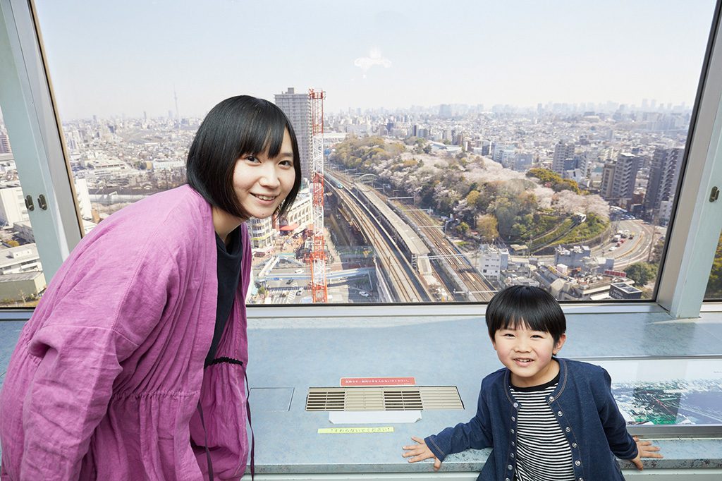 王子駅の電車が見える北区の複合施設「北とぴあ」17階の展望ロビー