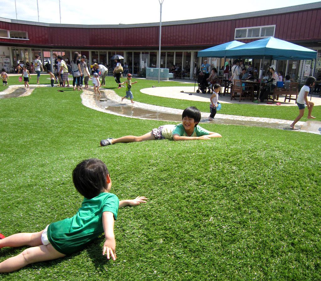 「すくすくヶ丘」の「せせらぎ」や「じゃぶじゃぶふんすい」「ころころ山」で遊ぶ様子/JAあぐりタウンげんきの郷(愛知県/大府市)