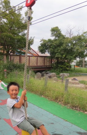 ターザンロープで遊ぶ子ども／とだがわこどもランド（愛知県名古屋市）