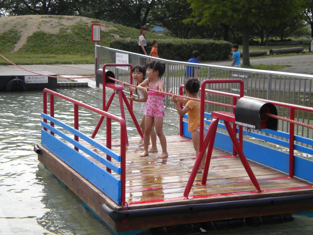 水に浮かぶ木製いかだに乗る子どもたち／とだがわこどもランド（愛知県名古屋市）