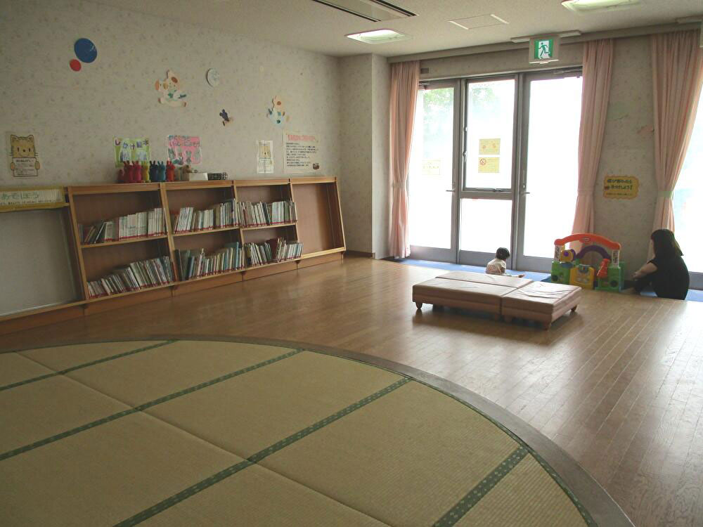 畳と床に分かれた広い乳幼児室／とだがわこどもランド（愛知県名古屋市）