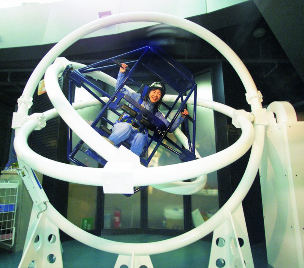 宇宙飛行士の訓練を疑似体験する様子／郡山市ふれあい科学館(スペースパーク)（福島県）