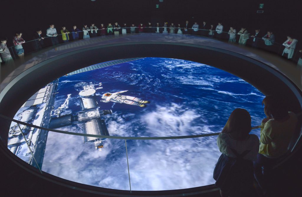 直径11ｍの穴から見下ろす「シアター宙（ソラ）」／宇宙ミュージアムTeNQ(テンキュー)（東京都／文京区）