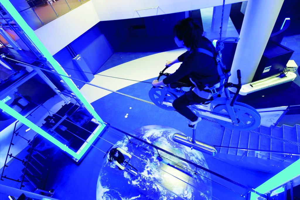 スペースサイクリングに乗る子ども／佐賀県立宇宙科学館（武雄市）