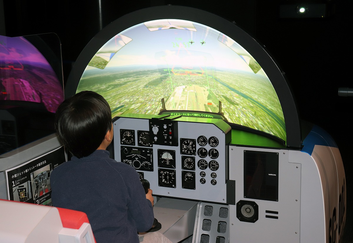 小型ジェット機シミュレーターをする様子/岐阜かかみがはら航空宇宙博物館(各務原市)
