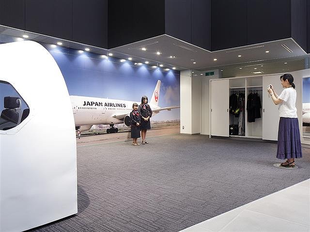制服体験コーナーで写真撮影/JAL工場見学 ~SKY MUSEUM~(東京都/大田区)