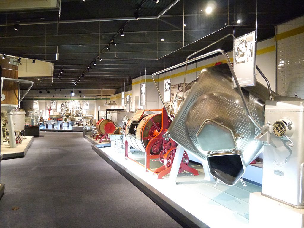 歴史館展示室の乳製品機器／雪印メグミルク 酪農と乳の歴史館・札幌工場（北海道／札幌市）