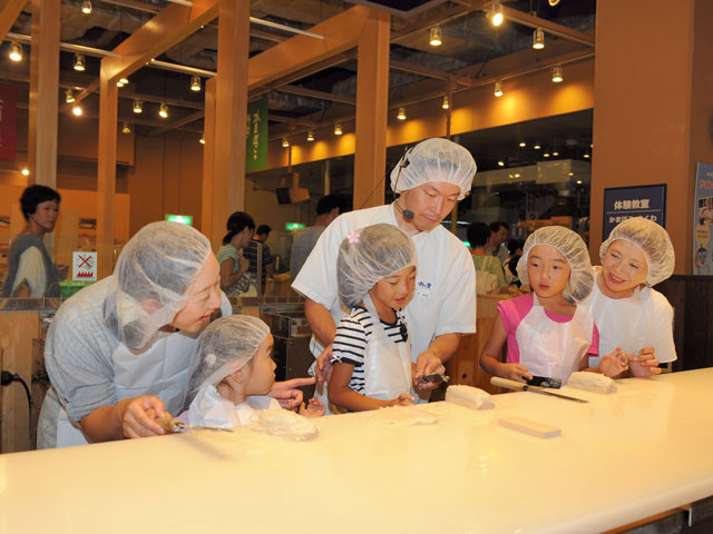 かまぼこ・ちくわ手づくり体験教室の様子／鈴廣のかまぼこ博物館（神奈川県／小田原市）