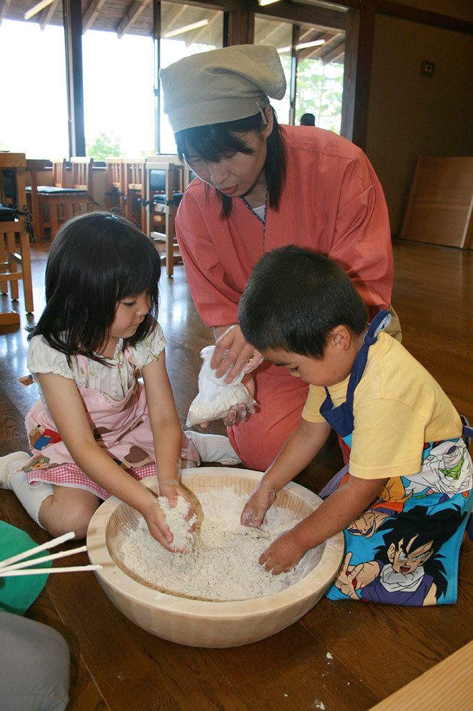 そば打ち体験の様子／戸隠そば博物館とんくるりん（長野県／長野市）
