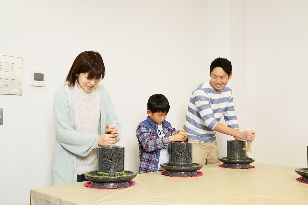 抹茶挽き体験の様子／ふじのくに 茶の都ミュージアム（静岡県／島田市）