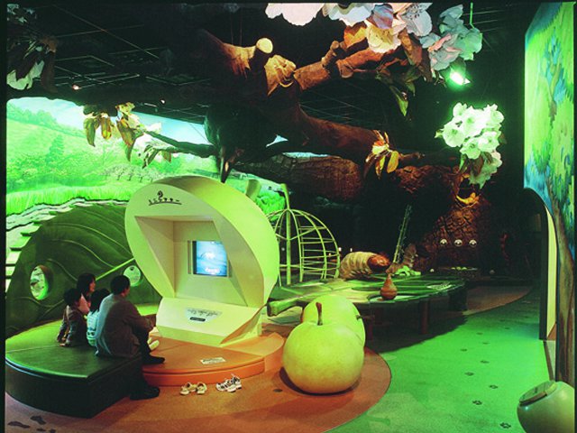 小人の気分を楽しむ親子／鳥取二十世紀梨記念館 なしっこ館（倉吉市）