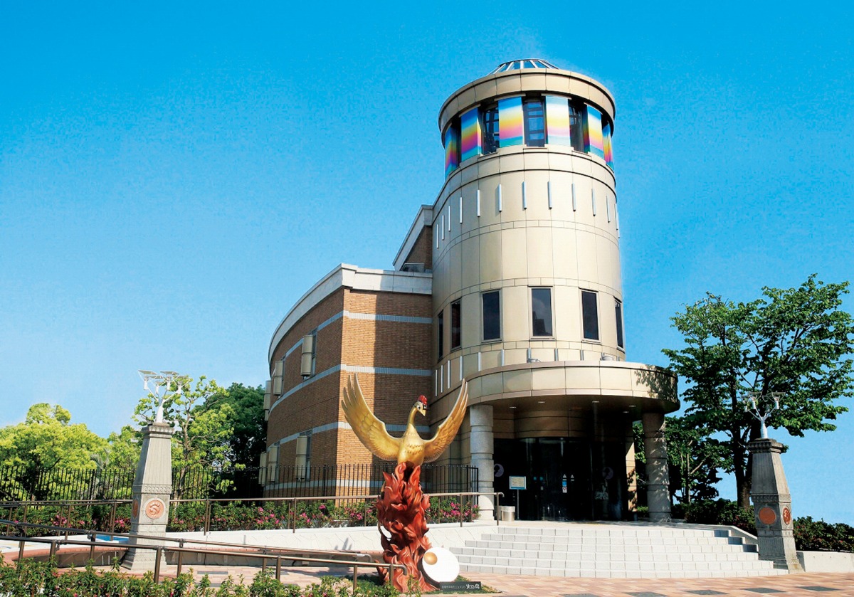 入口にある「火の鳥」のオブジェ／宝塚市立手塚治虫記念館（兵庫県）