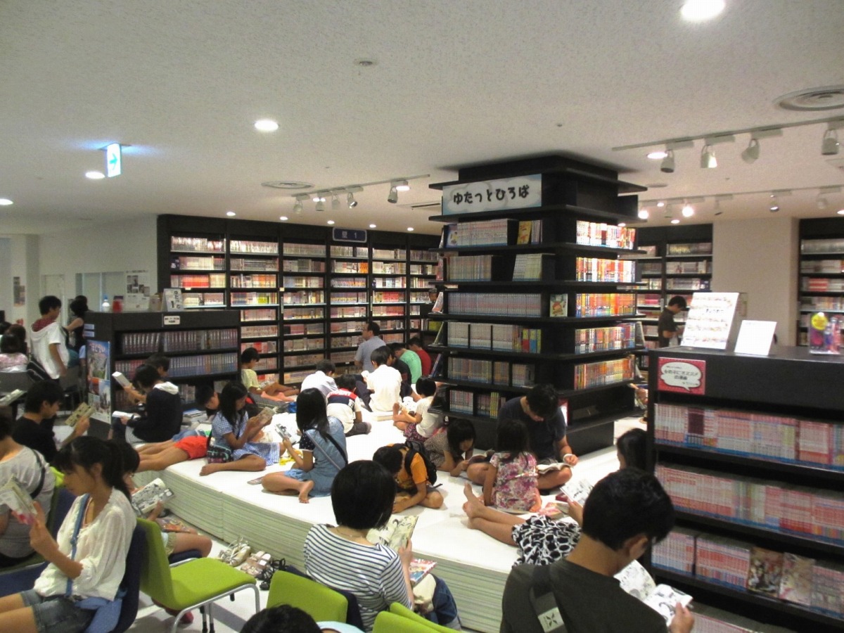 漫画を楽しむ子どもたち／北九州市漫画ミュージアム（福岡県）