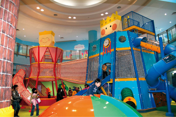 大型遊具で遊ぶ子供たち/壬生町おもちゃ博物館(栃木県)