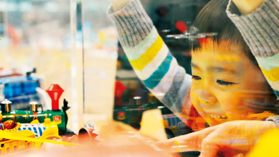 「ぶりきひろば」のおもちゃを見つめる子供/壬生町おもちゃ博物館(栃木県)