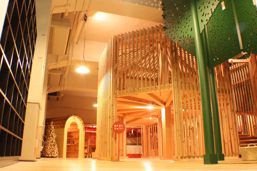 木のおもちゃが勢ぞろいした「おもちゃのもり」/東京おもちゃ美術館(新宿区)