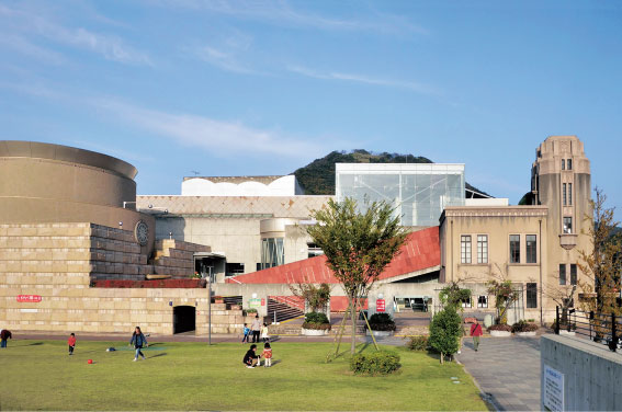 滝の広場で遊ぶ親子/童謡・唱歌とおもちゃのミュージアム わらべ館(鳥取県/鳥取市)