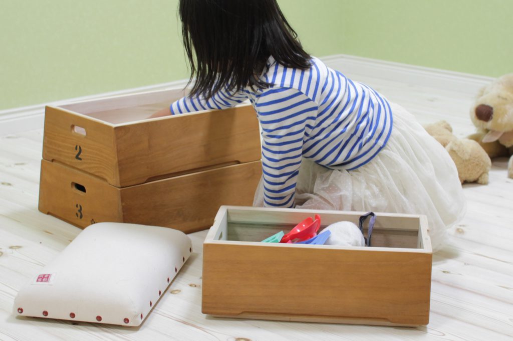 とび箱型収納箱で遊ぶ子ども/日本郷土玩具館(岡山県/倉敷市)