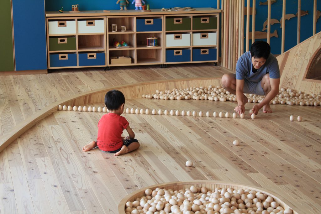 木のおもちゃで遊ぶ親子/長門おもちゃ美術館(山口県)